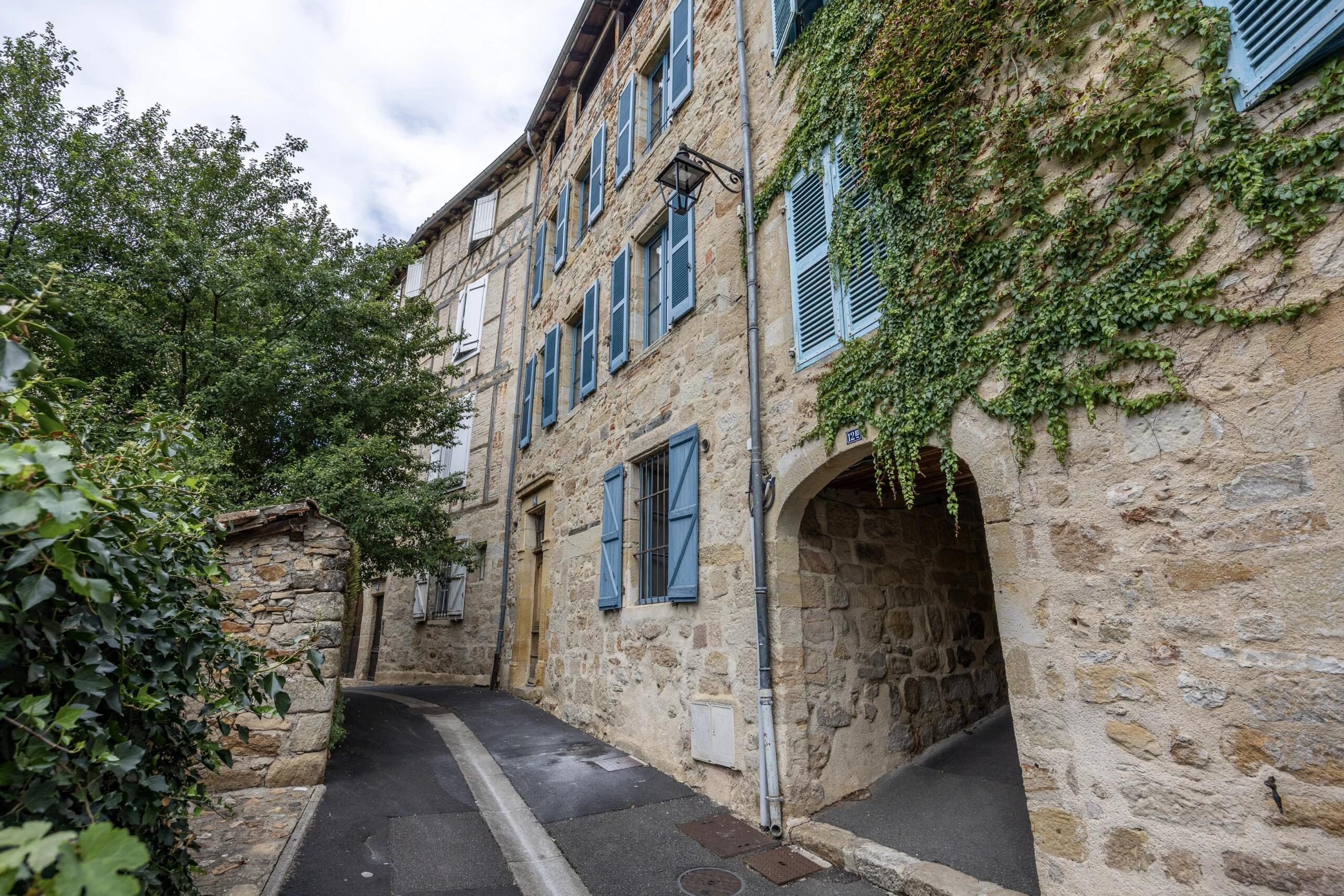 Impressive, 3 bedroomed, renovated property in the heart of mediaeval Figeac!, Midi-Pyrénées – France – BVI86823