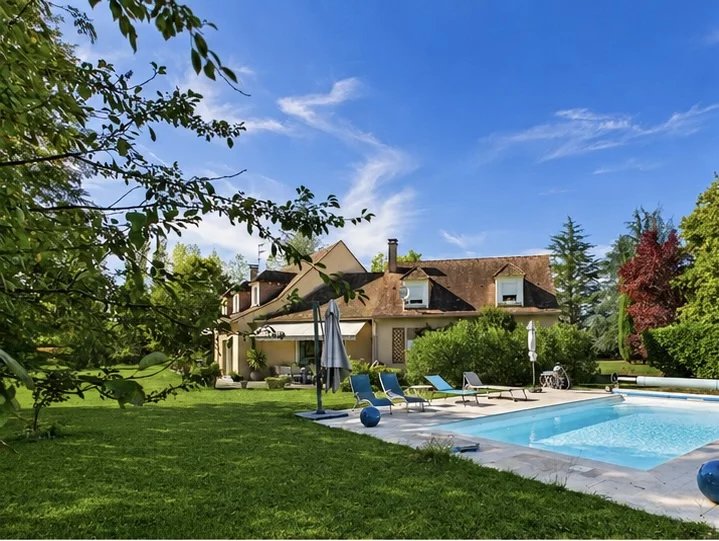 Large country house on the banks of the Dordogne river, Aquitaine – France – BVI87012