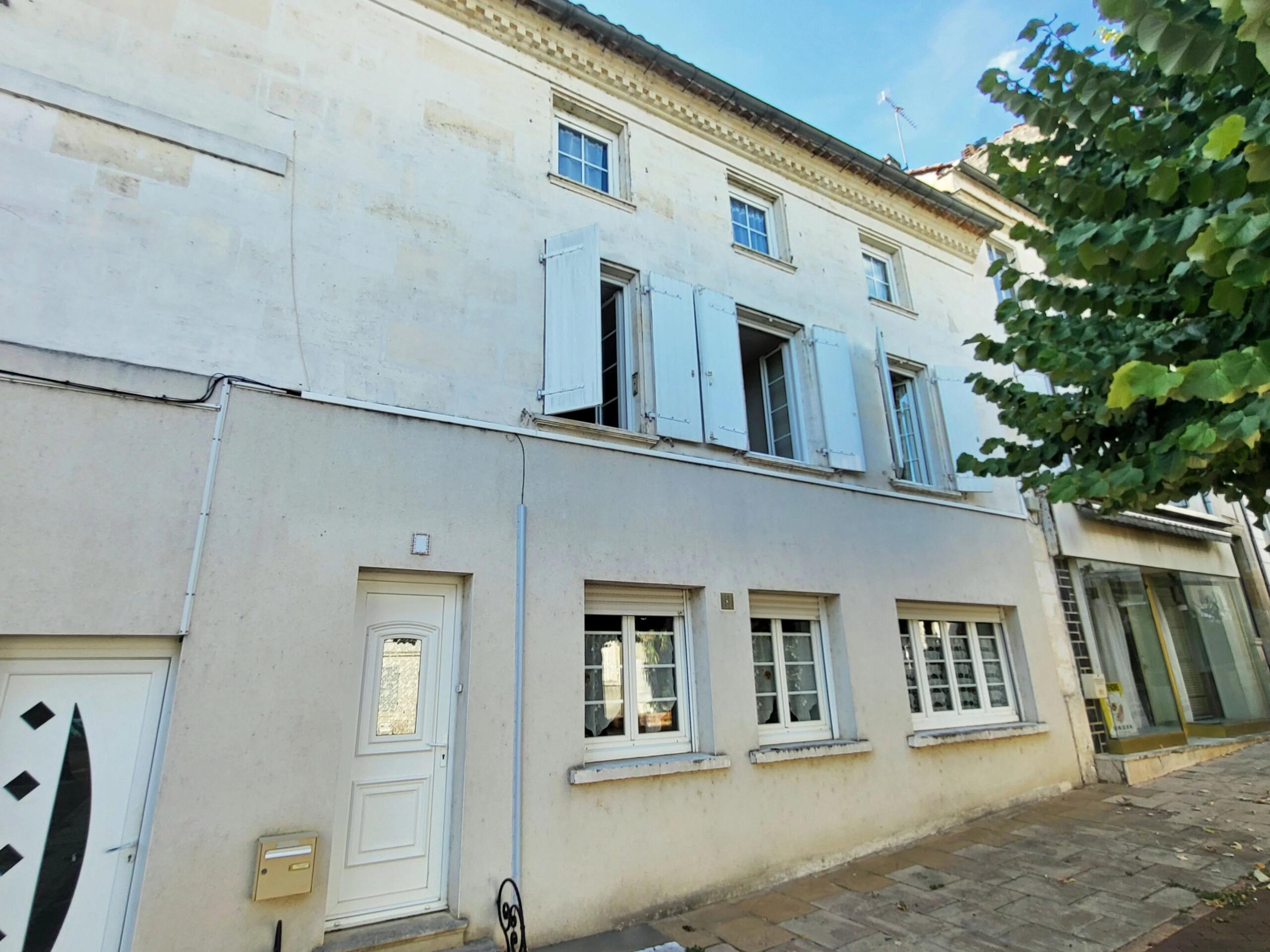 Handsome 4-Bedroomed Town House in the heart of Jarnac, Poitou-Charentes – France – BVI86631