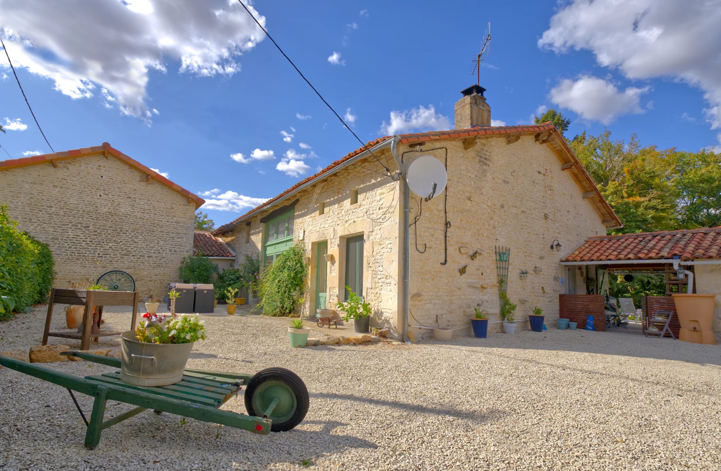 Perfect 3 bedroom stone property in small village, Poitou-Charentes – France – BVI87069