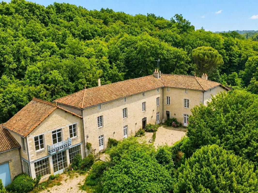 8 bedroom propriete in Lizant, Vienne, France