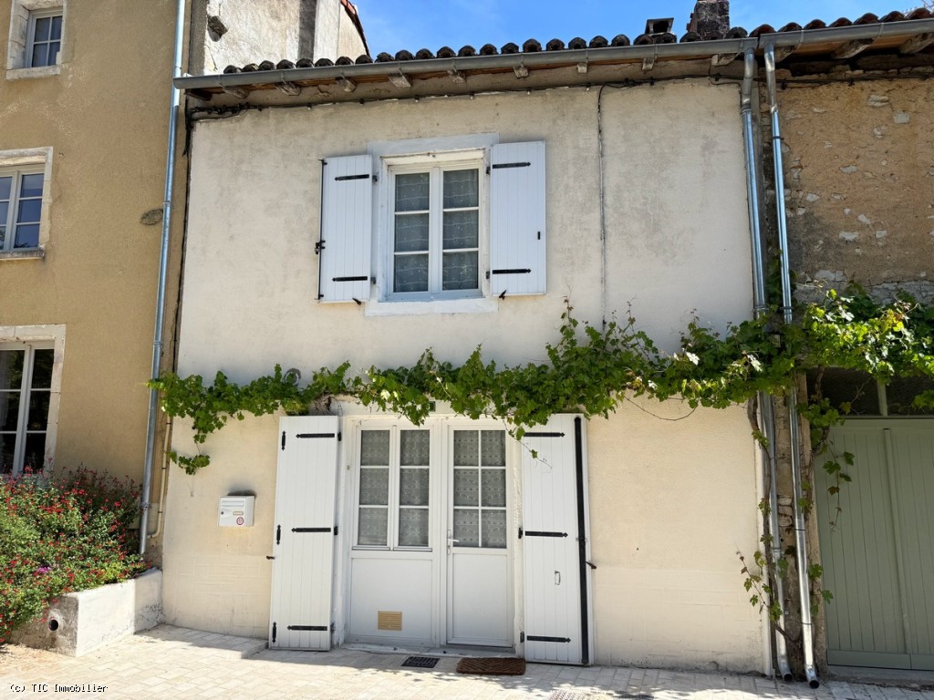2 bedroom House in Verteuil-Sur-Charente, France – r7580