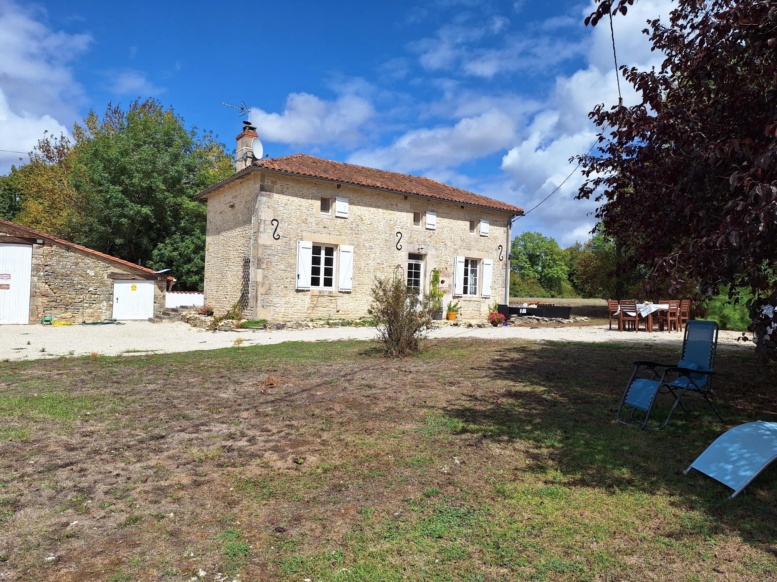 Beautiful detached home with  barn and land, Poitou-Charentes – France – BVI87177