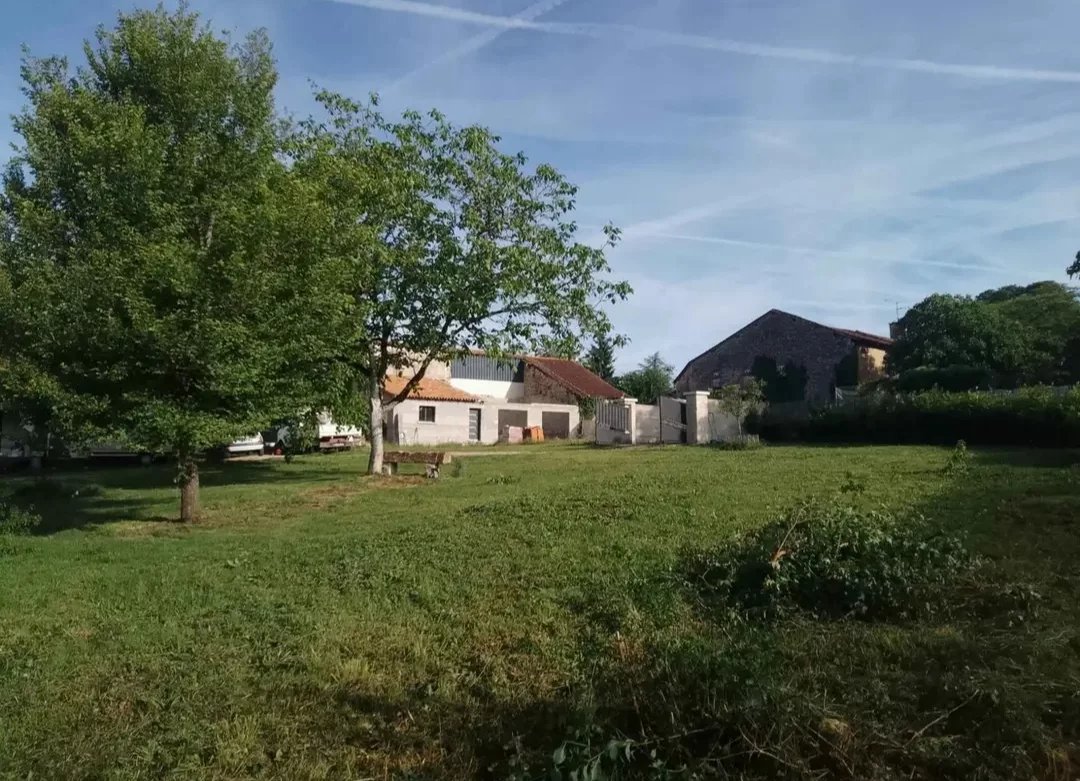 Charming 2-Bedroom House to finish with Spacious Grounds in Brantôme, Aquitaine – France – BVI86953