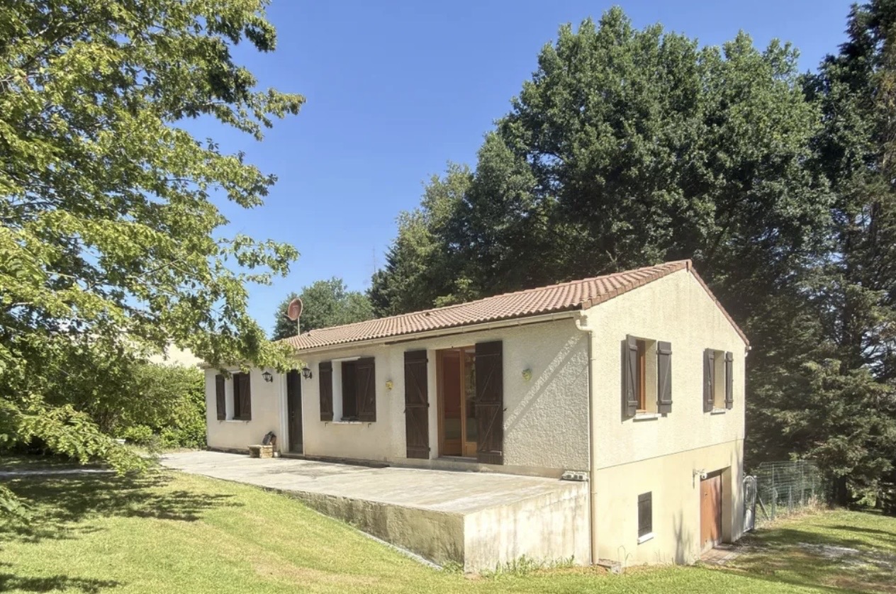 Four-Room House on 1,250 m² of Wooded, Enclosed Grounds, No Overlooking Neighbours, 7 km from the Dordogne