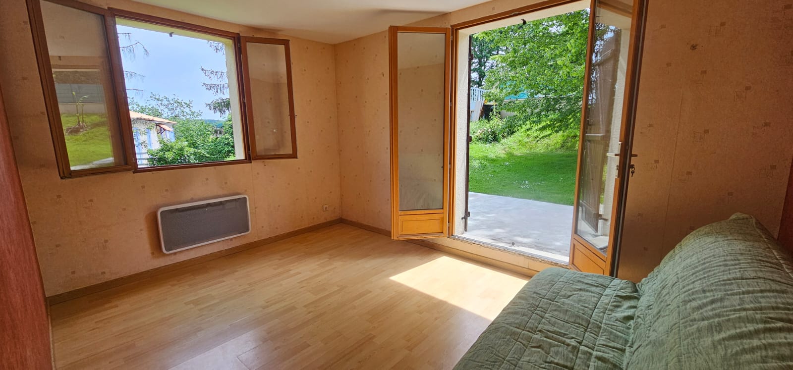 Four-Room House on 1,250 m² of Wooded, Enclosed Grounds, No Overlooking Neighbours, 7 km from the Dordogne