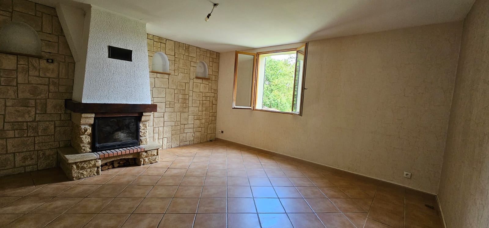 Four-Room House on 1,250 m² of Wooded, Enclosed Grounds, No Overlooking Neighbours, 7 km from the Dordogne