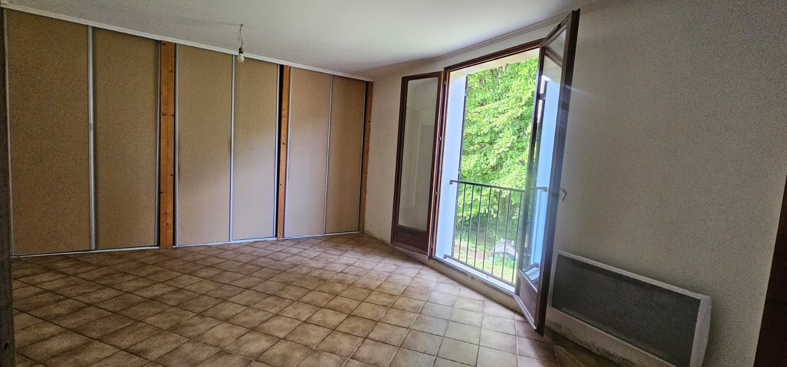 Four-Room House on 1,250 m² of Wooded, Enclosed Grounds, No Overlooking Neighbours, 7 km from the Dordogne