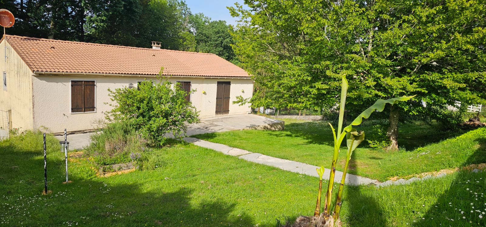 Four-Room House on 1,250 m² of Wooded, Enclosed Grounds, No Overlooking Neighbours, 7 km from the Dordogne