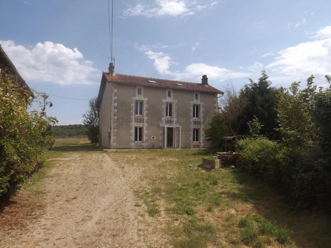 6 bedroom t6 et plus in Hiesse, Charente, France