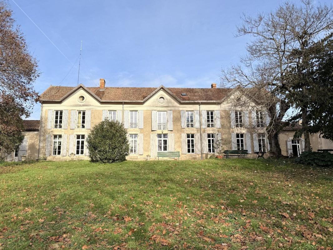 9 bedroom manoir in Orgedeuil, Charente, France