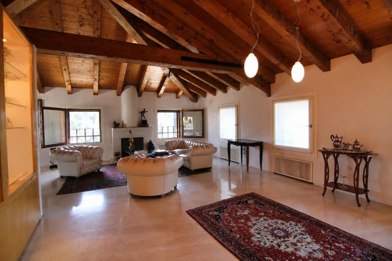 Bassano, penthouse overlooking the Brenta and Ponte Vecchio – V003114