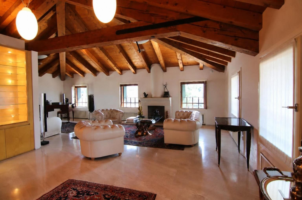 Bassano, penthouse overlooking the Brenta and Ponte Vecchio – V003114