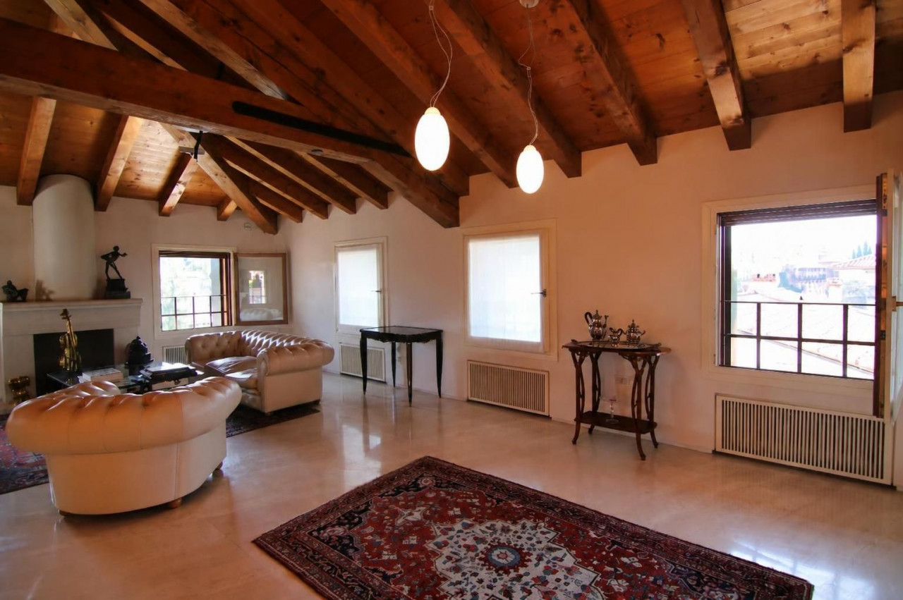 Bassano, penthouse overlooking the Brenta and Ponte Vecchio – V003114