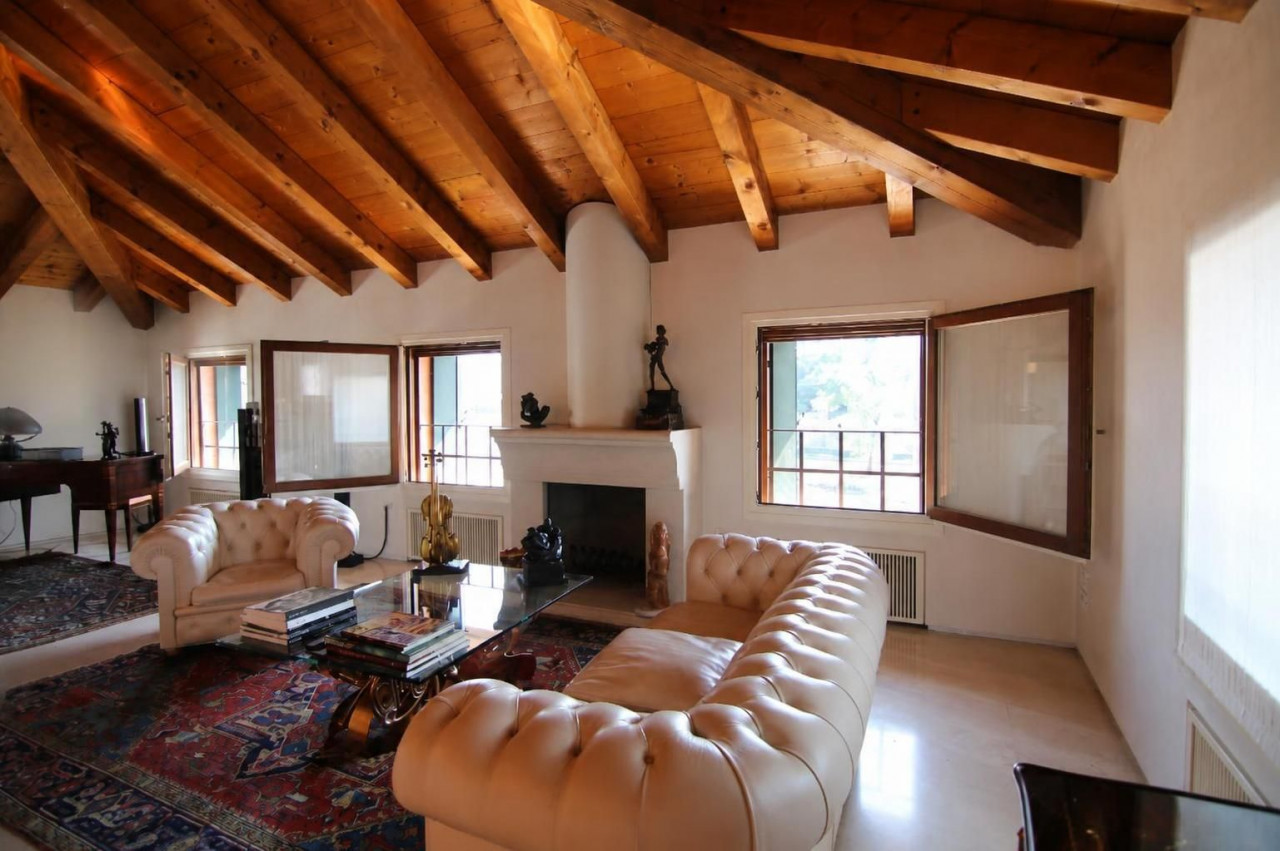 Bassano, penthouse overlooking the Brenta and Ponte Vecchio – V003114