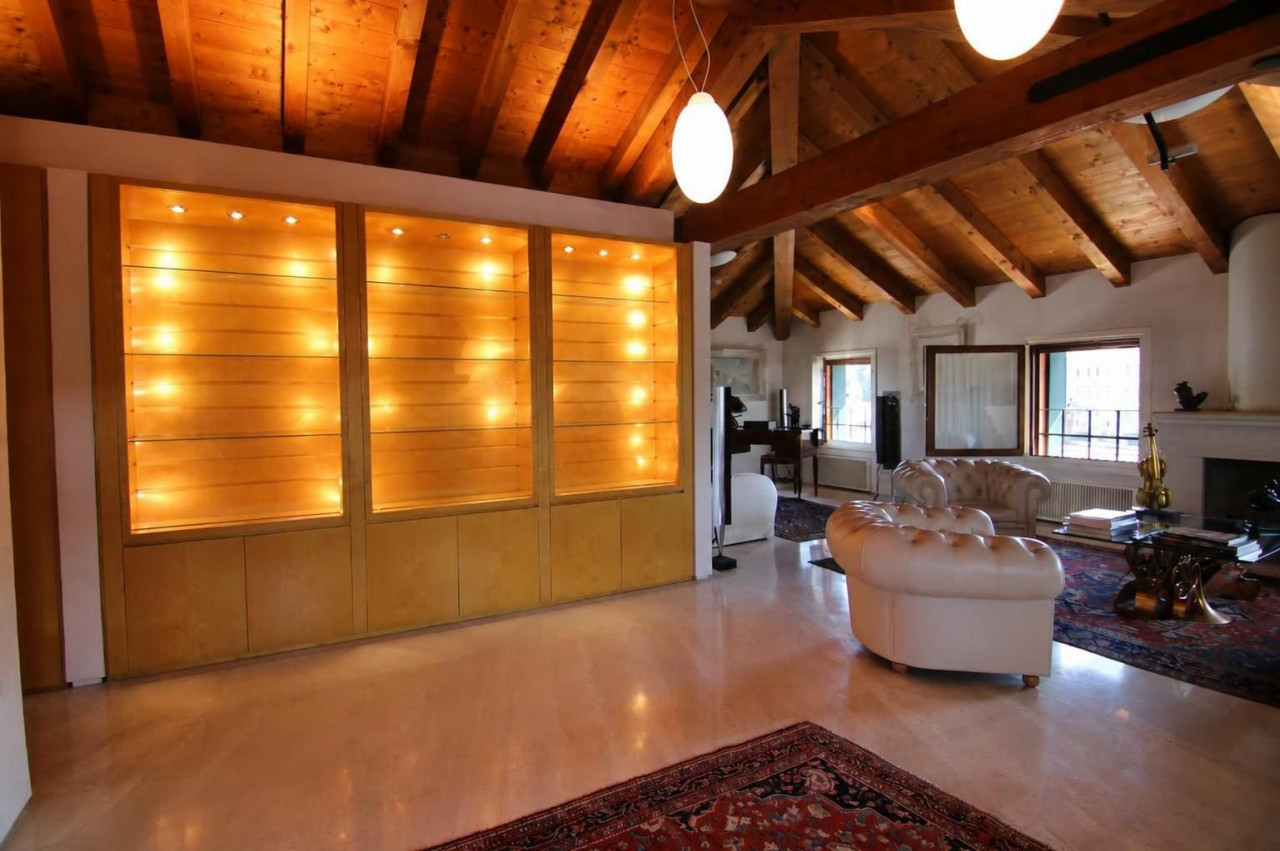 Bassano, penthouse overlooking the Brenta and Ponte Vecchio – V003114