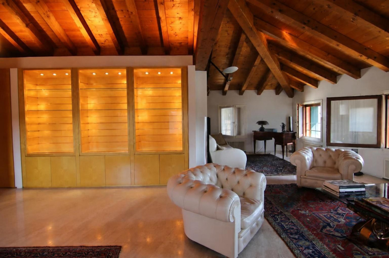 Bassano, penthouse overlooking the Brenta and Ponte Vecchio – V003114