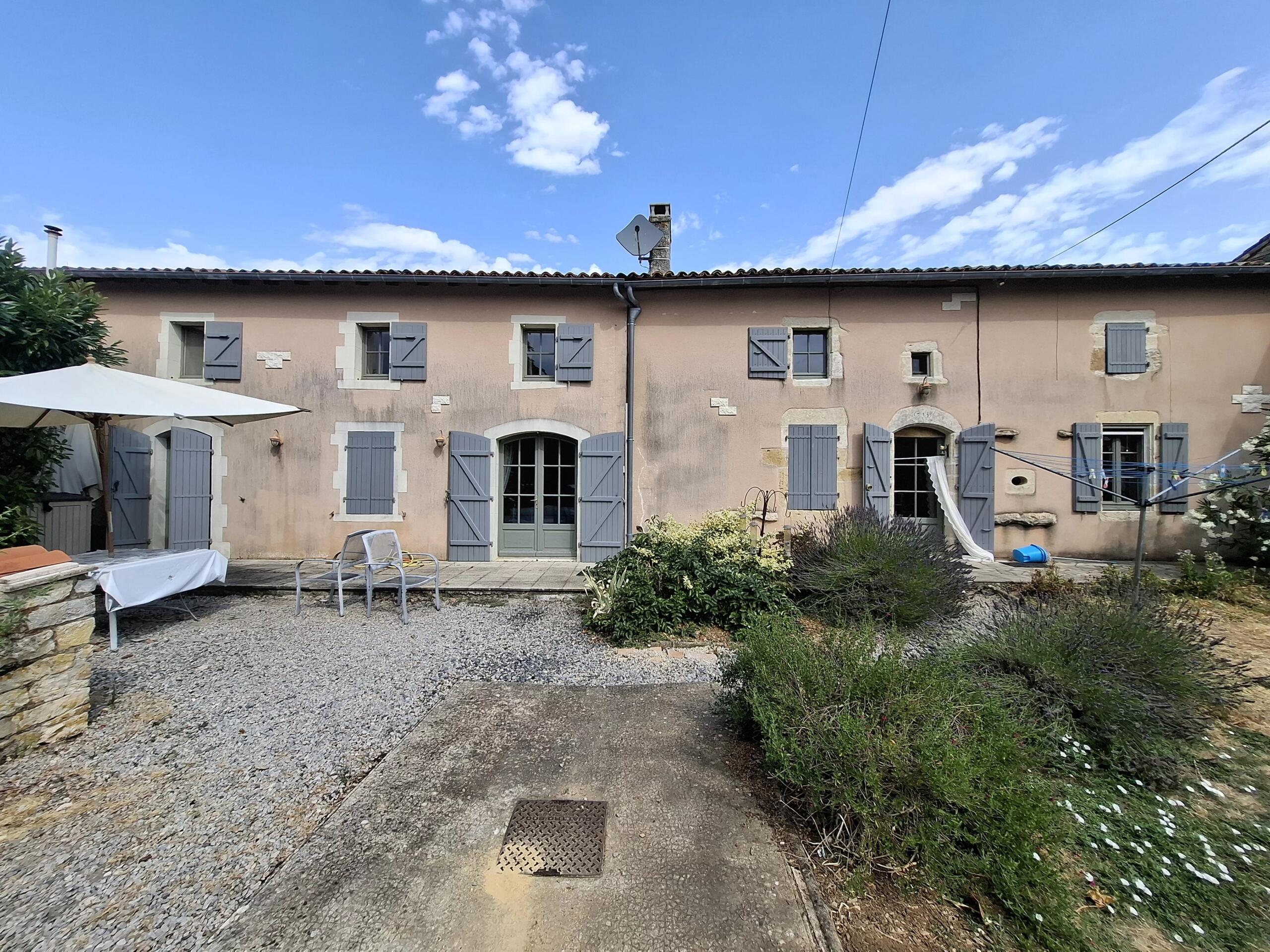 Pretty 4-bedroom home full of character, Poitou-Charentes – France – BVI86438