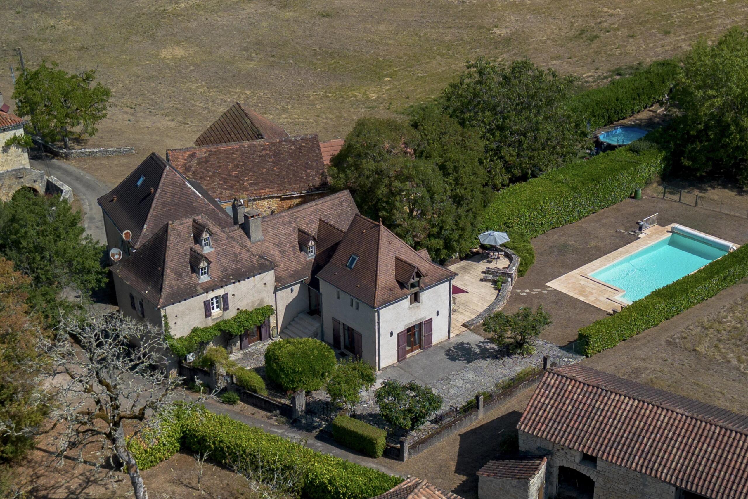 Near Cahors: Superbly renovated stone property with 3 bedrooms and pool on edge of lively village, Midi-Pyrénées – France – BVI86756