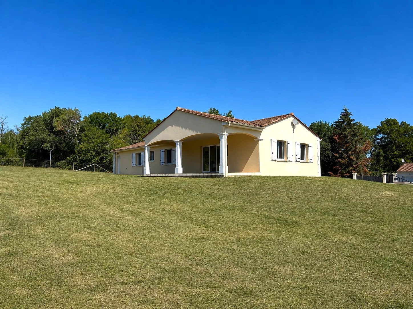 Modern single-storey villa with 3.3 ha of land, Nouvelle-Aquitaine – France – BVI86316