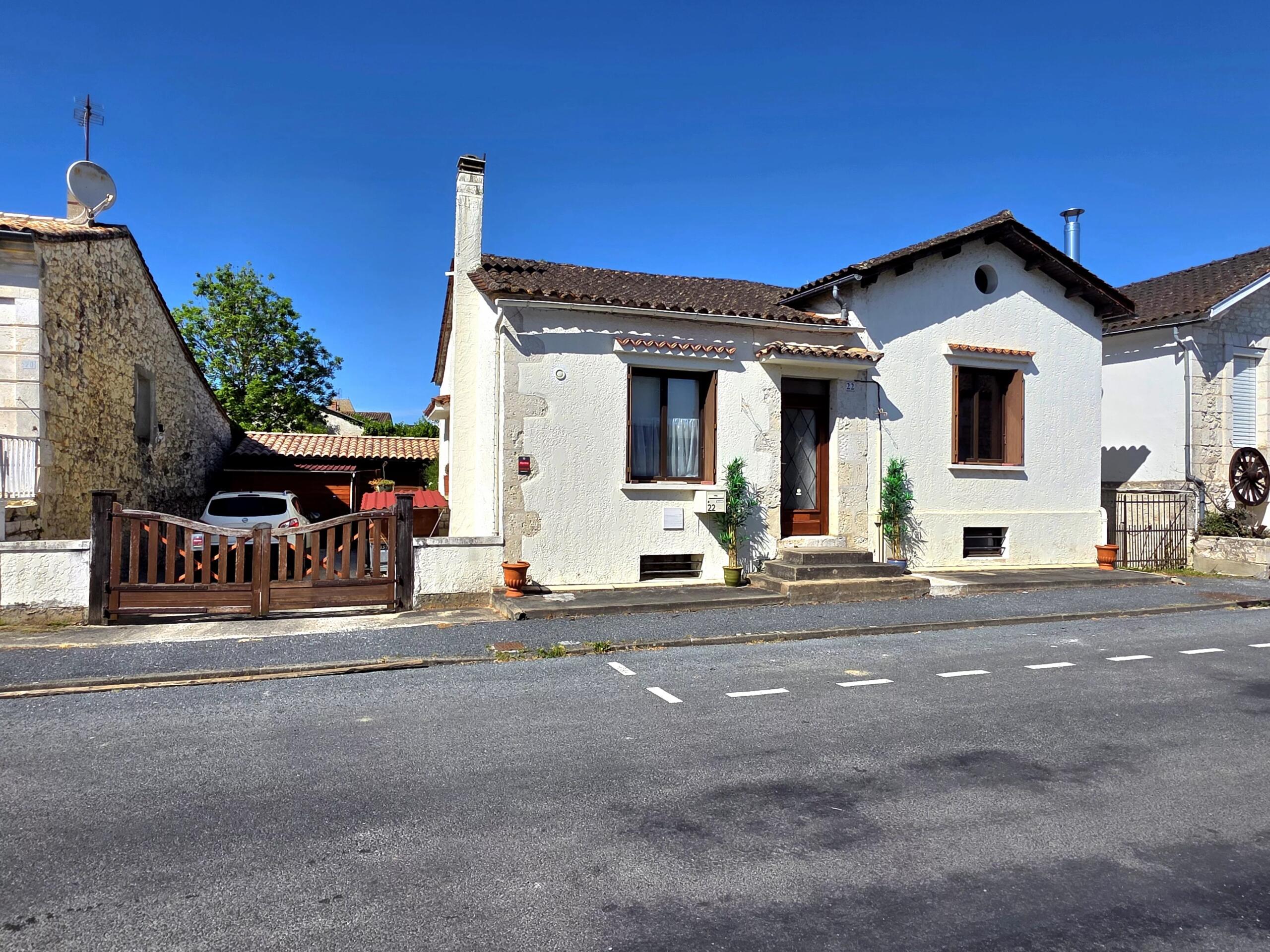 EYMET – Charming Renovated Bastide Home with Garden and Parking, Nouvelle-Aquitaine – France – BVI84259
