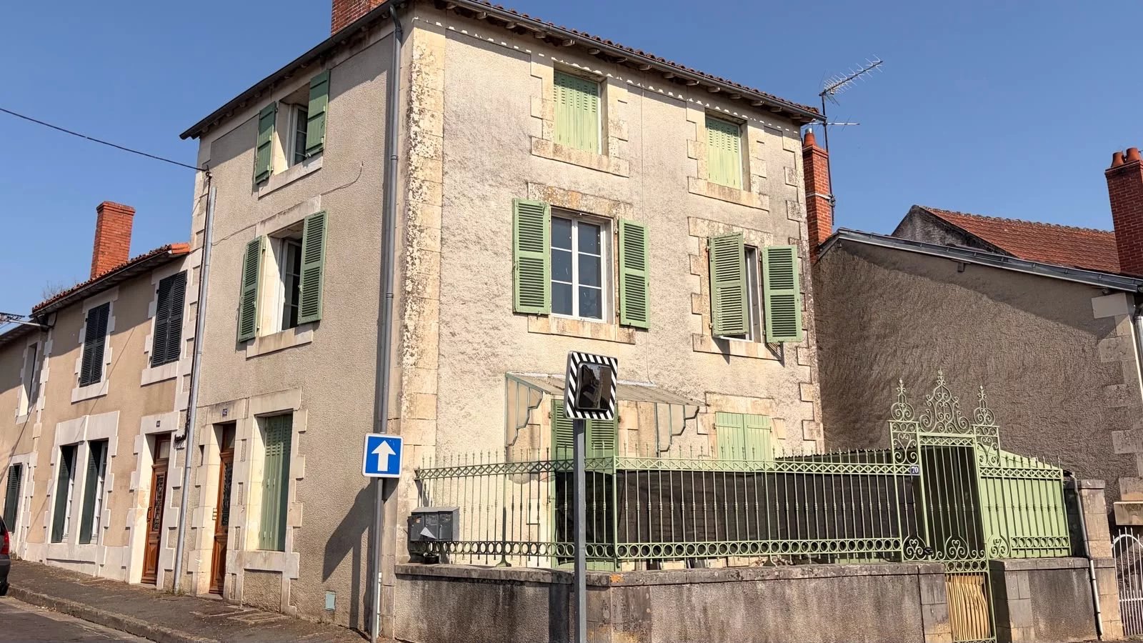 Great investment opportunity, building with 3 small rental apartments, Poitou-Charentes – France – BVI86348