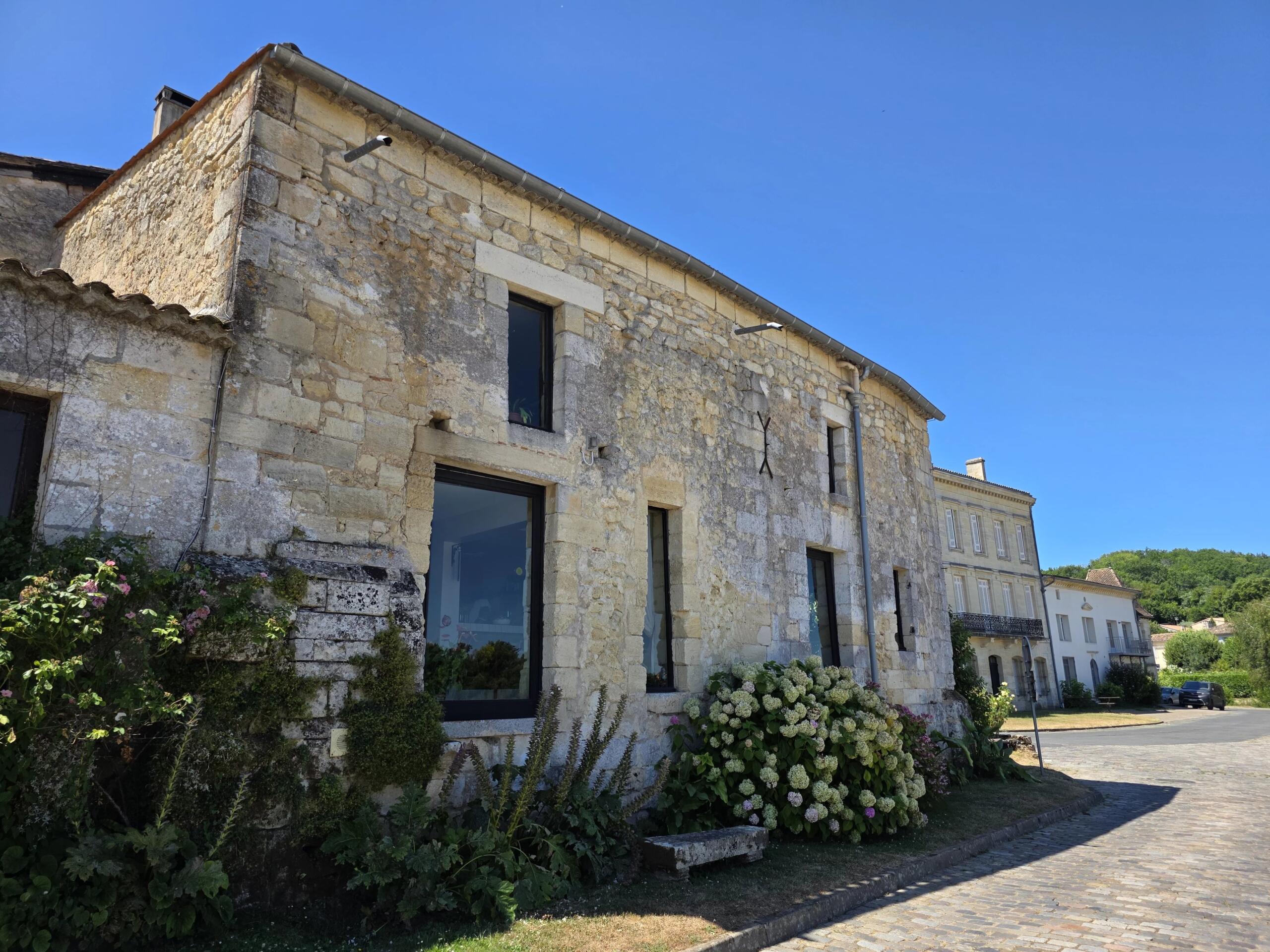 A beautifully converted 19th-century chai with river views, Aquitaine – France – BVI86455