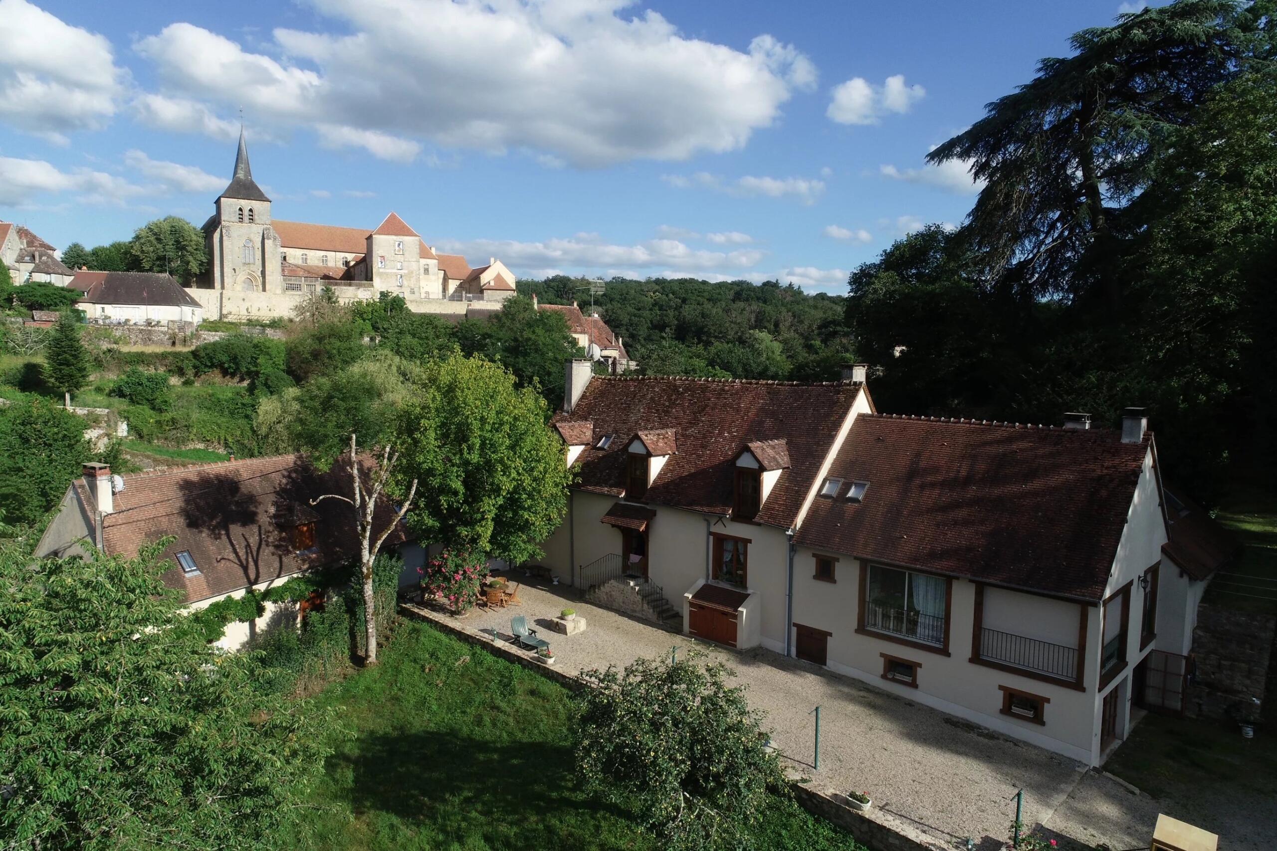 Beautifully located large character property a few minutes’ walk from Saint Benoit du Sault (Indre 36), Centre – France – BVI86766