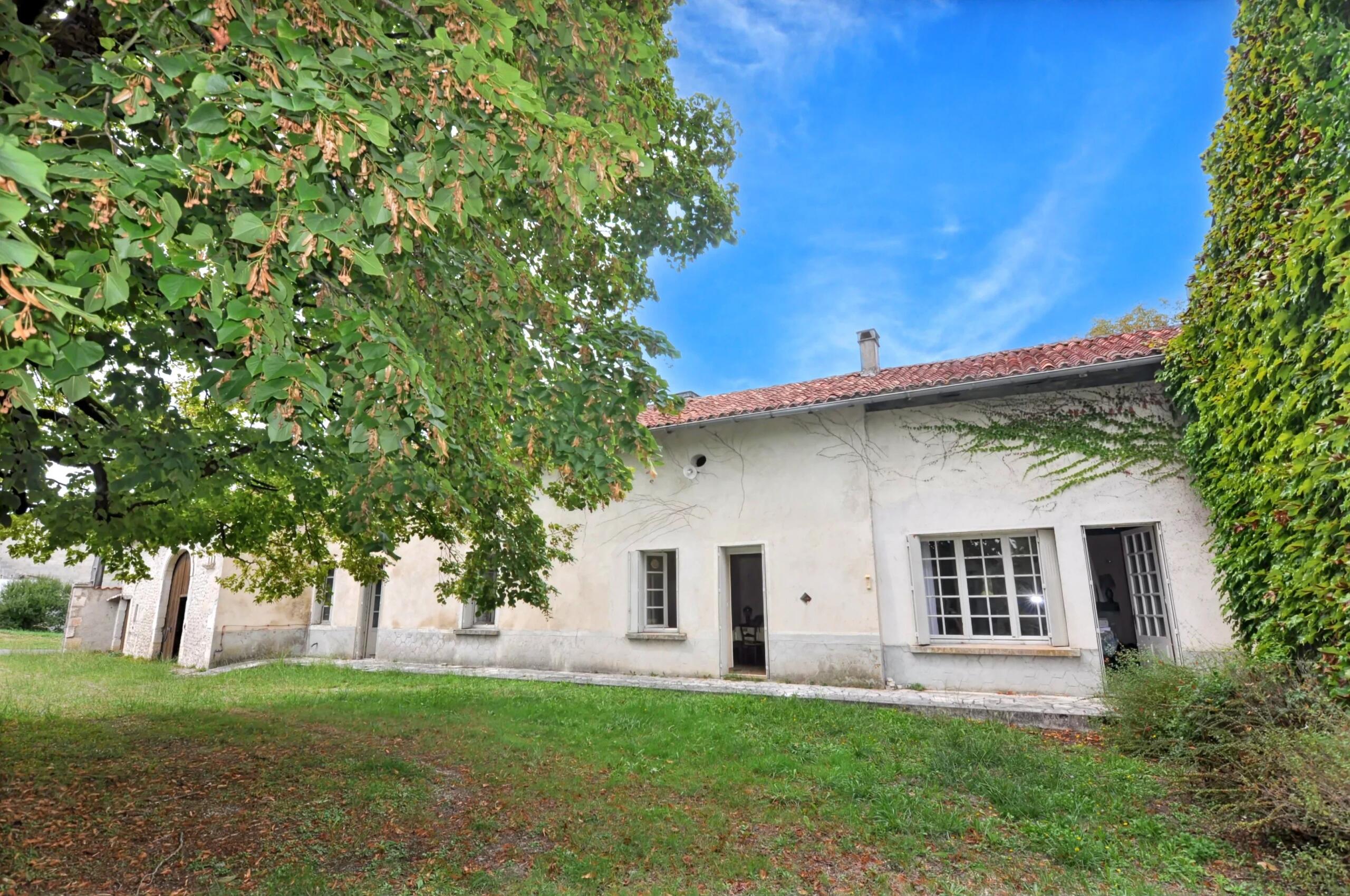 Old farmhouse in need of restoration—160 m², 4,794 m² lot, Poitou-Charentes – France – BVI87142