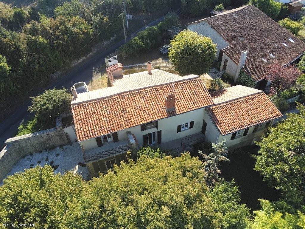 5 bedroom House in Ruffec, France – r7586