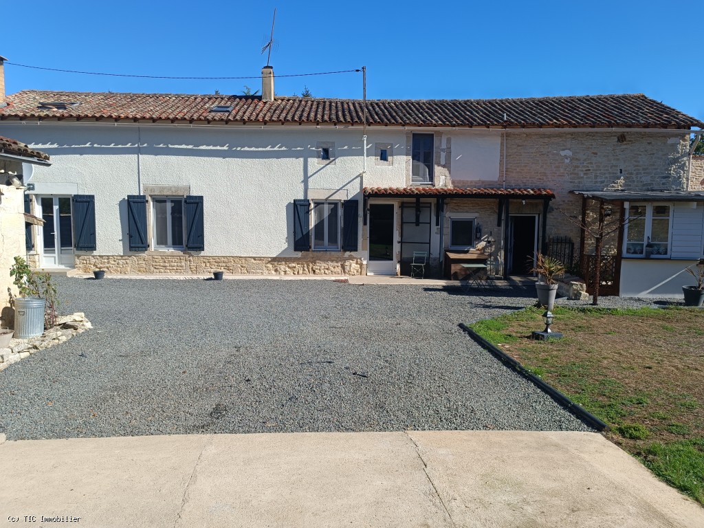 4 bedroom House in Sauze-Vaussais, Sauzé-Vaussais, France – r7583