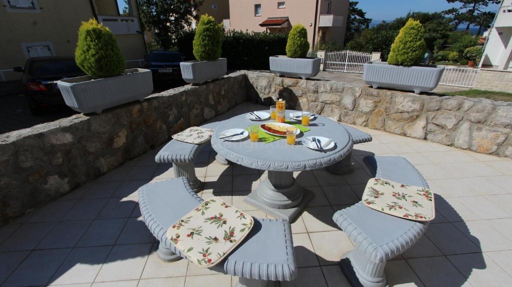 2 bedroom apartment in Malinska-Dubašnica, Croatia – 103721