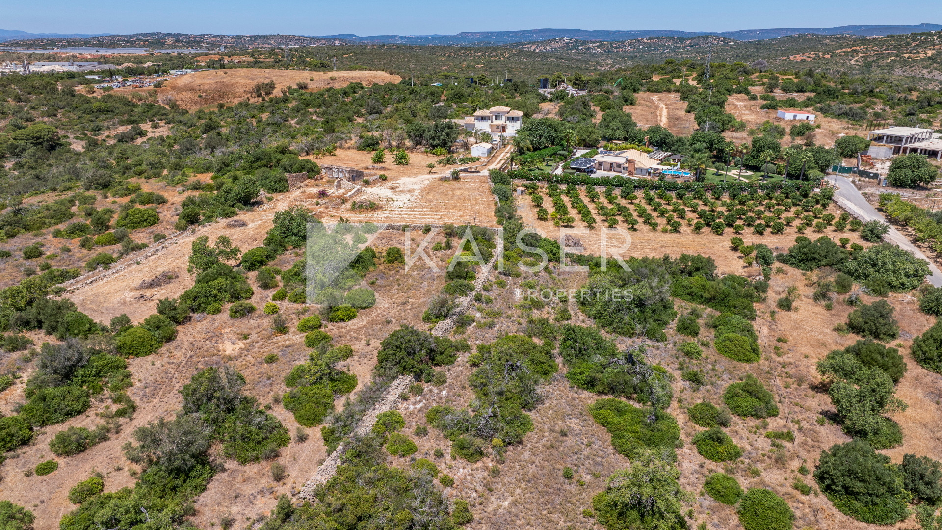 Plot house in Albufeira, Portugal – KP1369