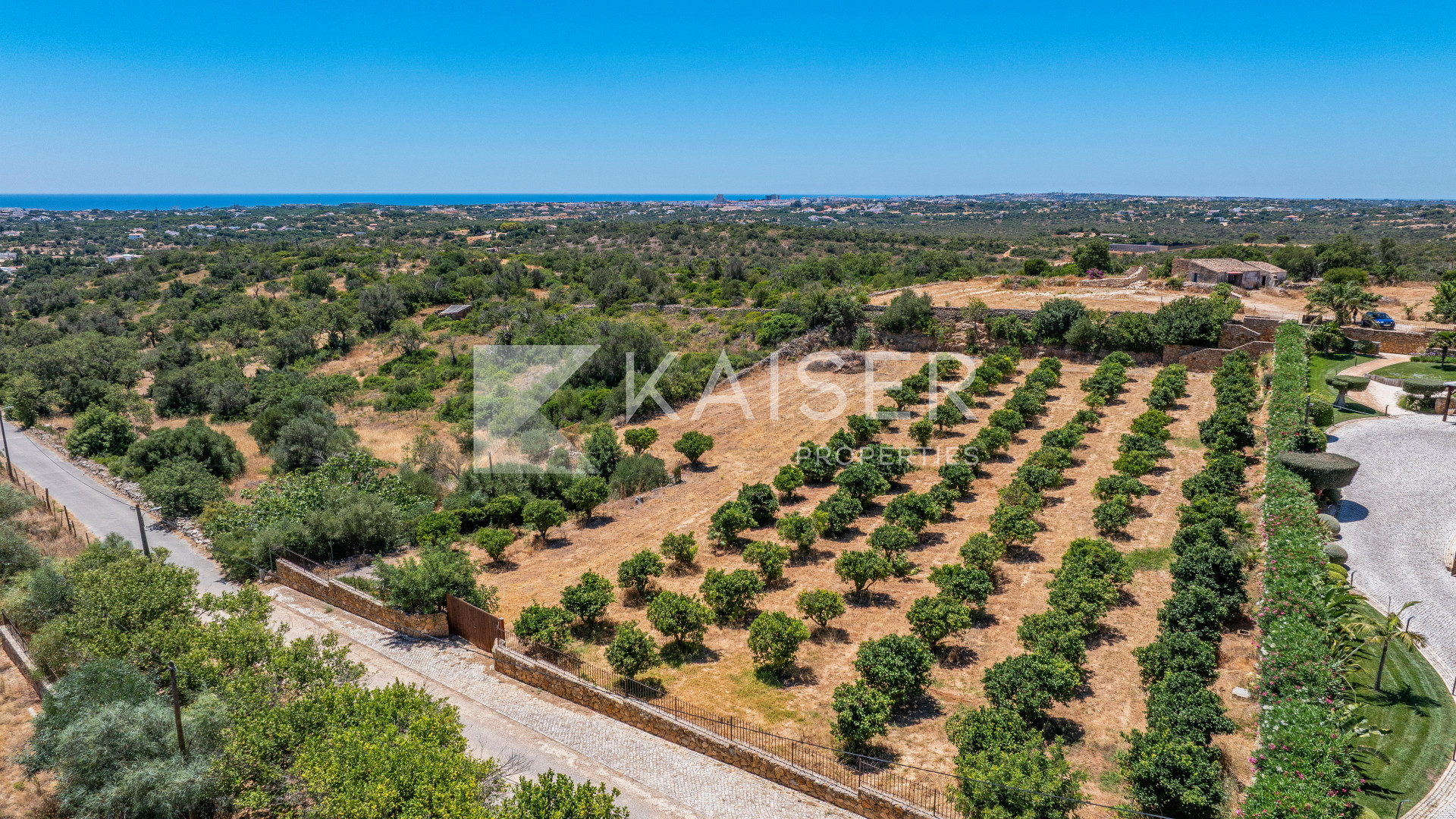 Plot house in Albufeira, Portugal – KP1369