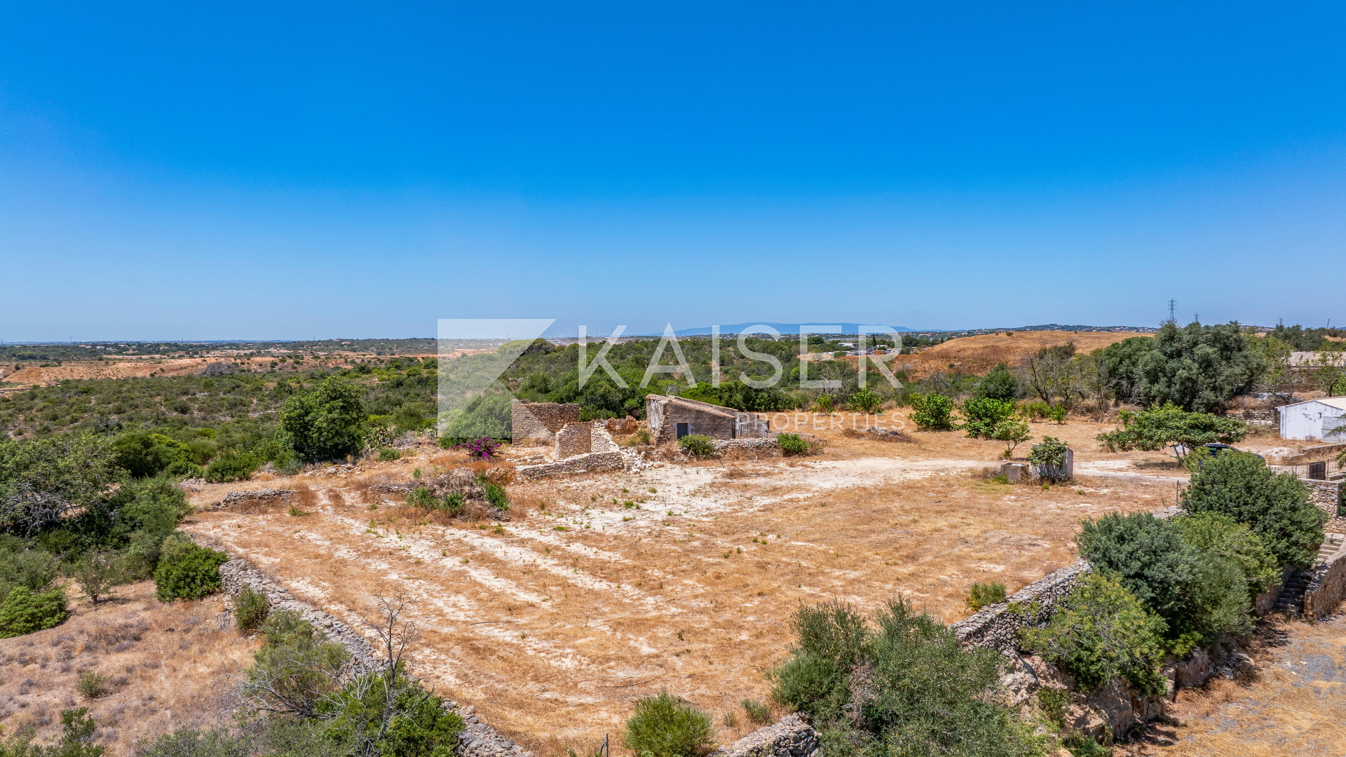 Plot house in Albufeira, Portugal – KP1369