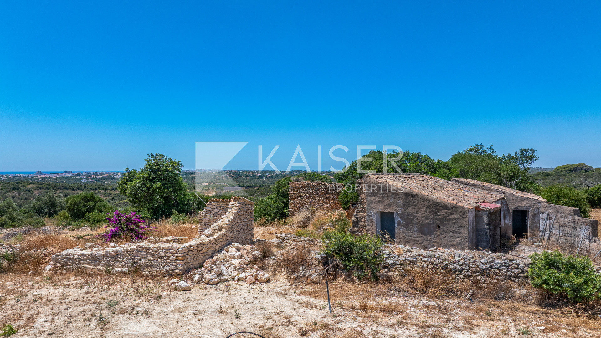 Plot house in Albufeira, Portugal – KP1369