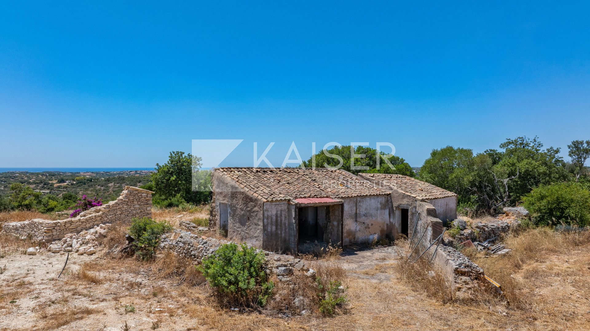 Plot house in Albufeira, Portugal – KP1369