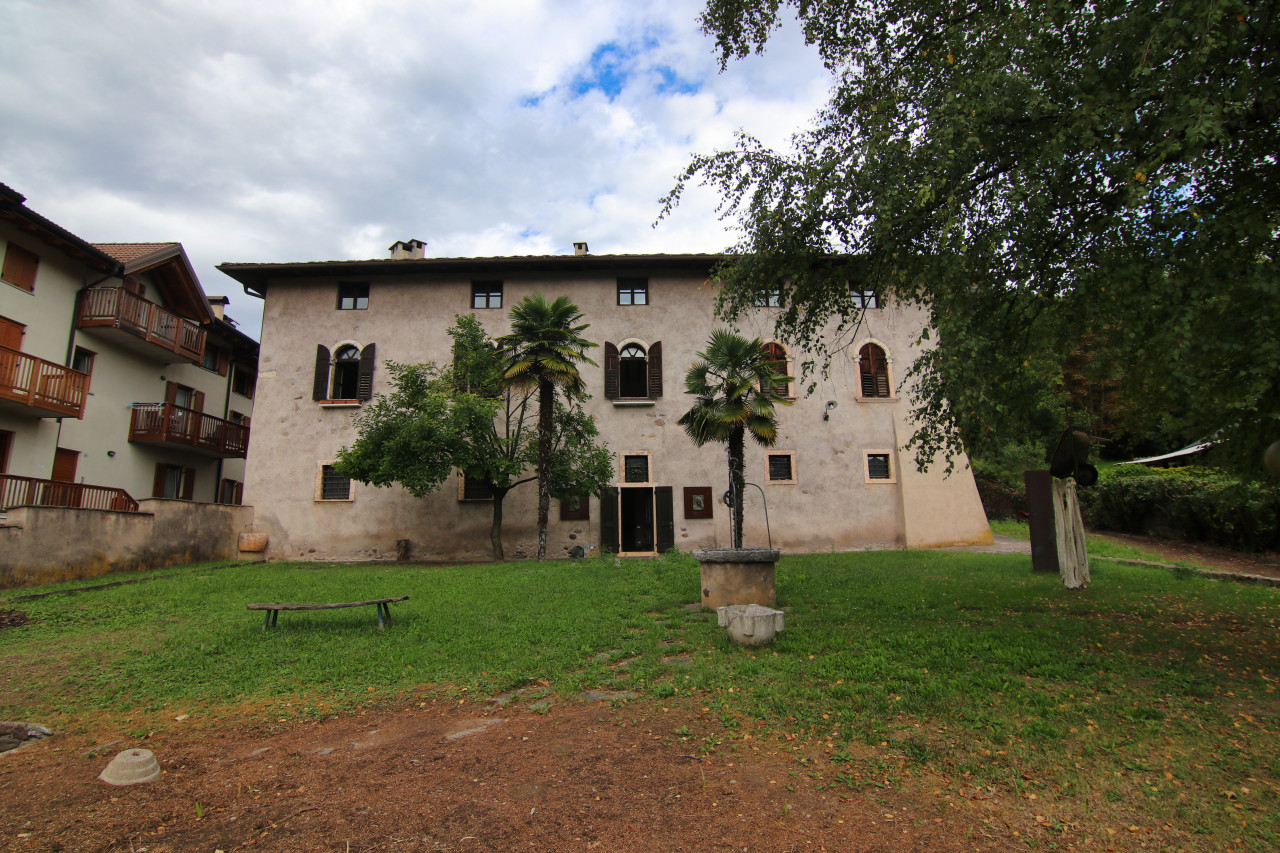 Madrano the house with the road imprisoned – V003264