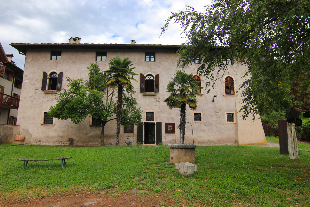 Madrano the house with the road imprisoned – V003264