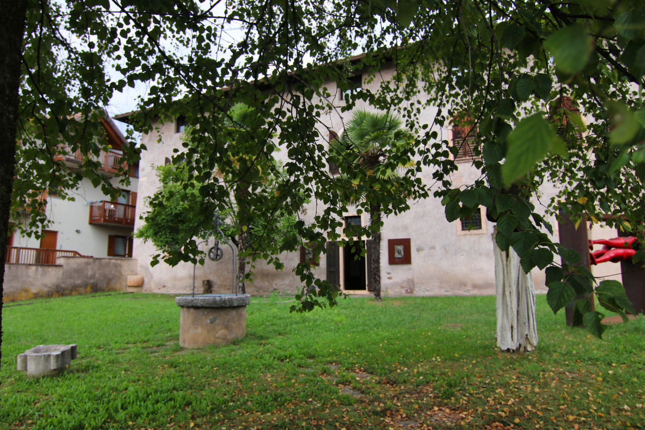 Madrano the house with the road imprisoned – V003264