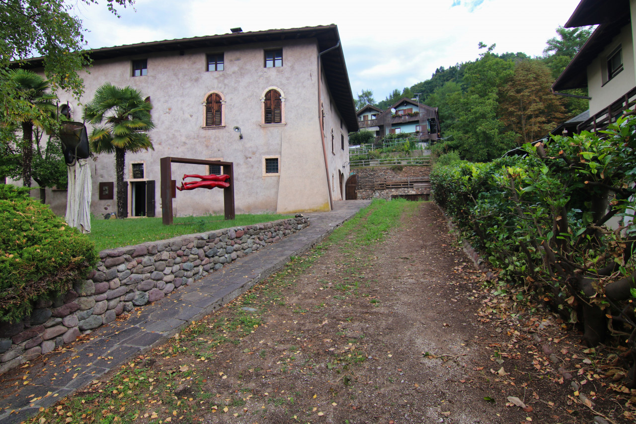 Madrano the house with the road imprisoned – V003264