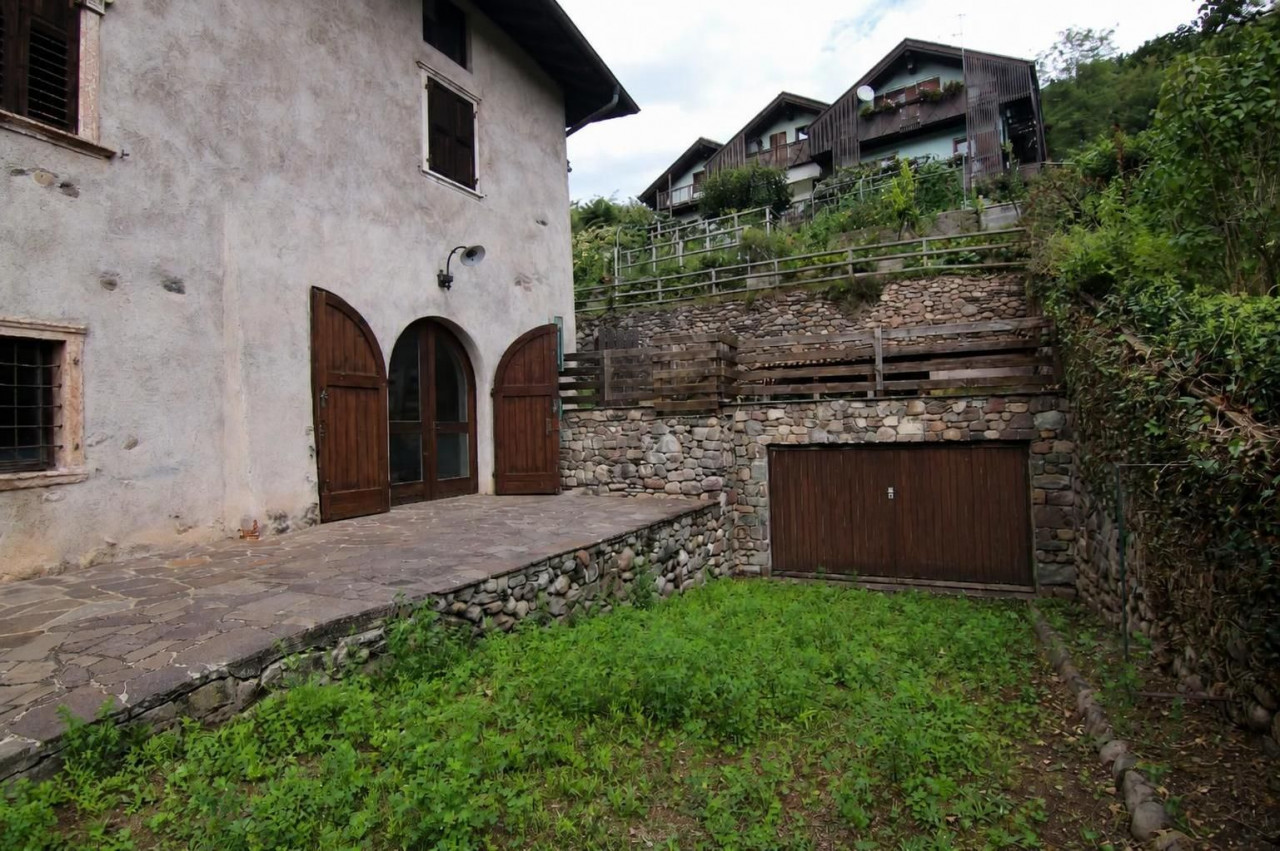 Madrano the house with the road imprisoned – V003264