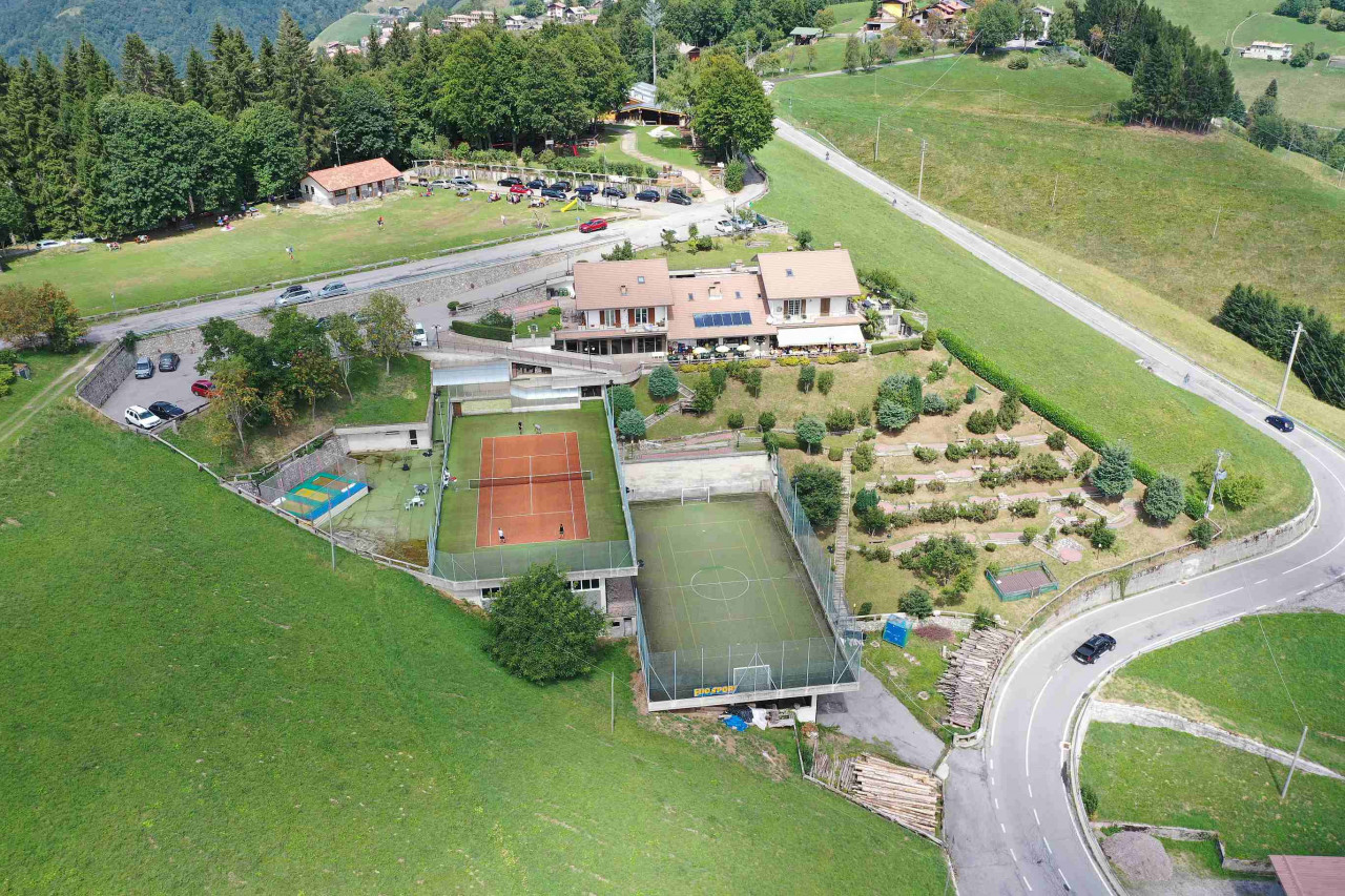 Oneta Zambla pass, sports and dining in the Bergamo mountains – V003157