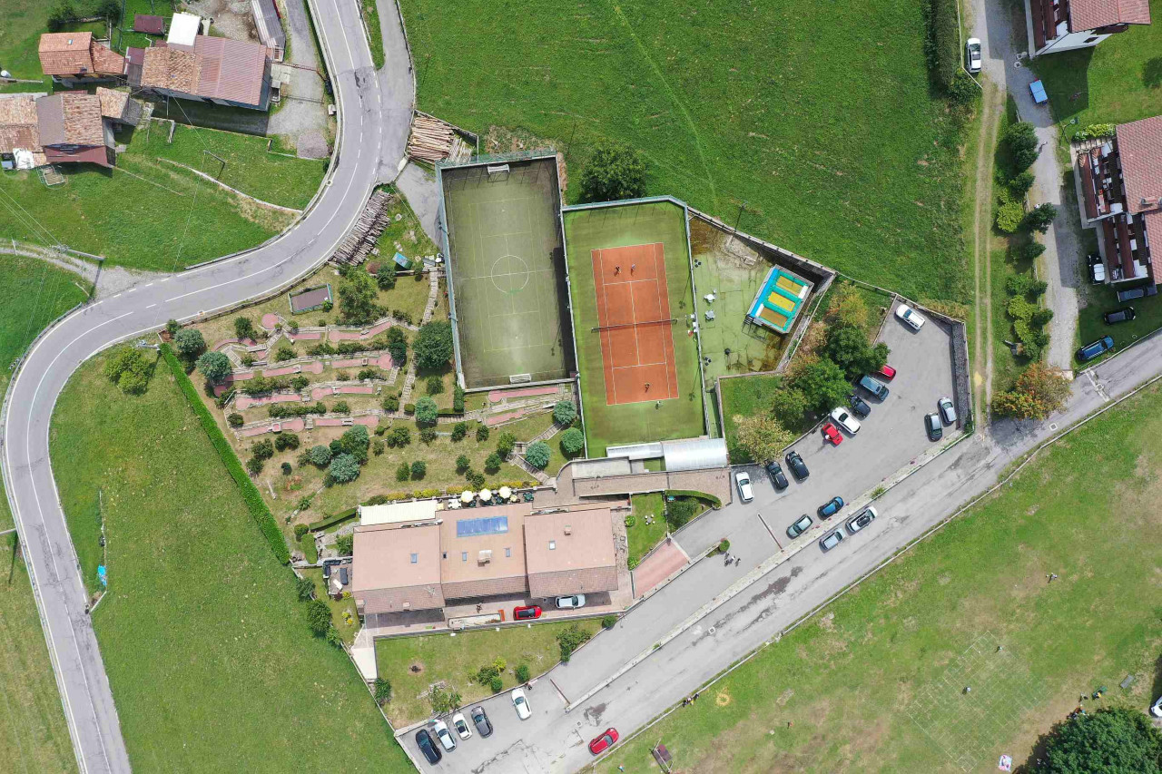 Oneta Zambla pass, sports and dining in the Bergamo mountains – V003157