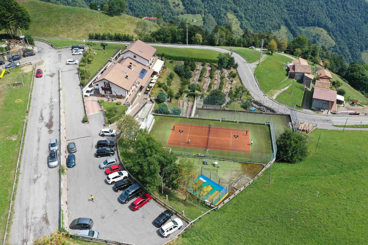 Oneta Zambla pass, sports and dining in the Bergamo mountains – V003157