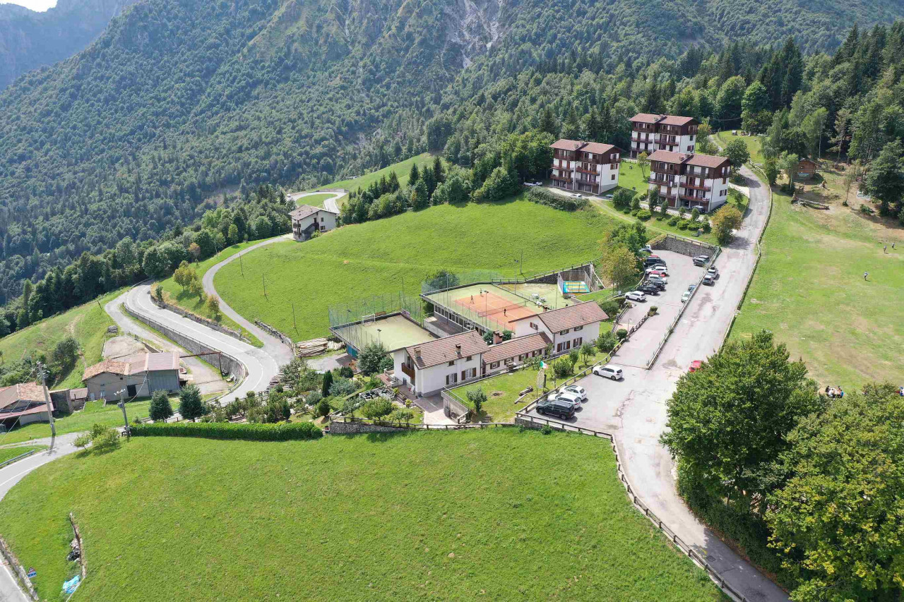 Oneta Zambla pass, sports and dining in the Bergamo mountains – V003157