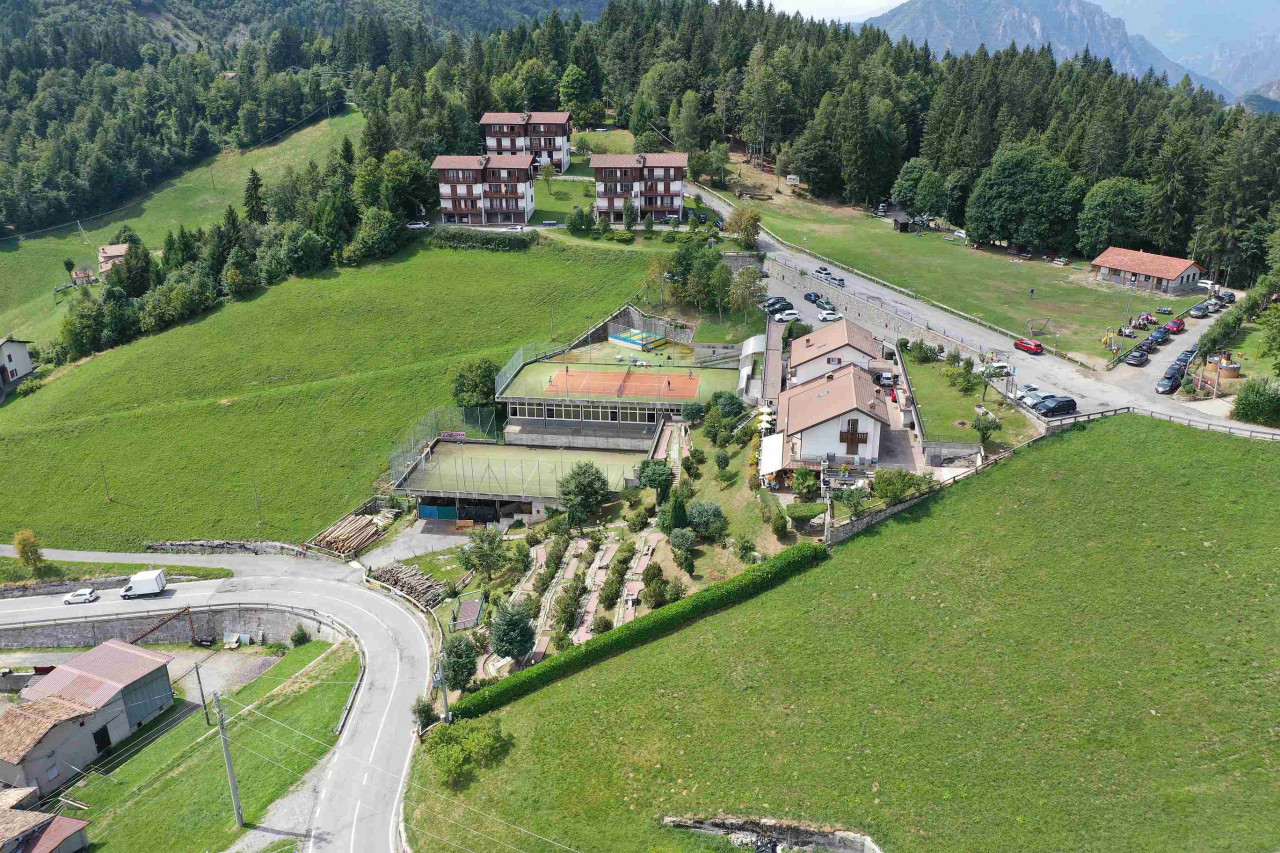 Oneta Zambla pass, sports and dining in the Bergamo mountains – V003157