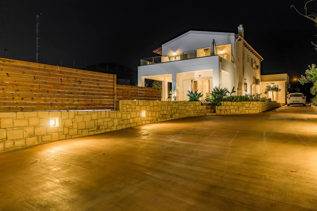 5 bedroom Villa in Chersonisos, Heraklion Prefecture, Greece – 49006