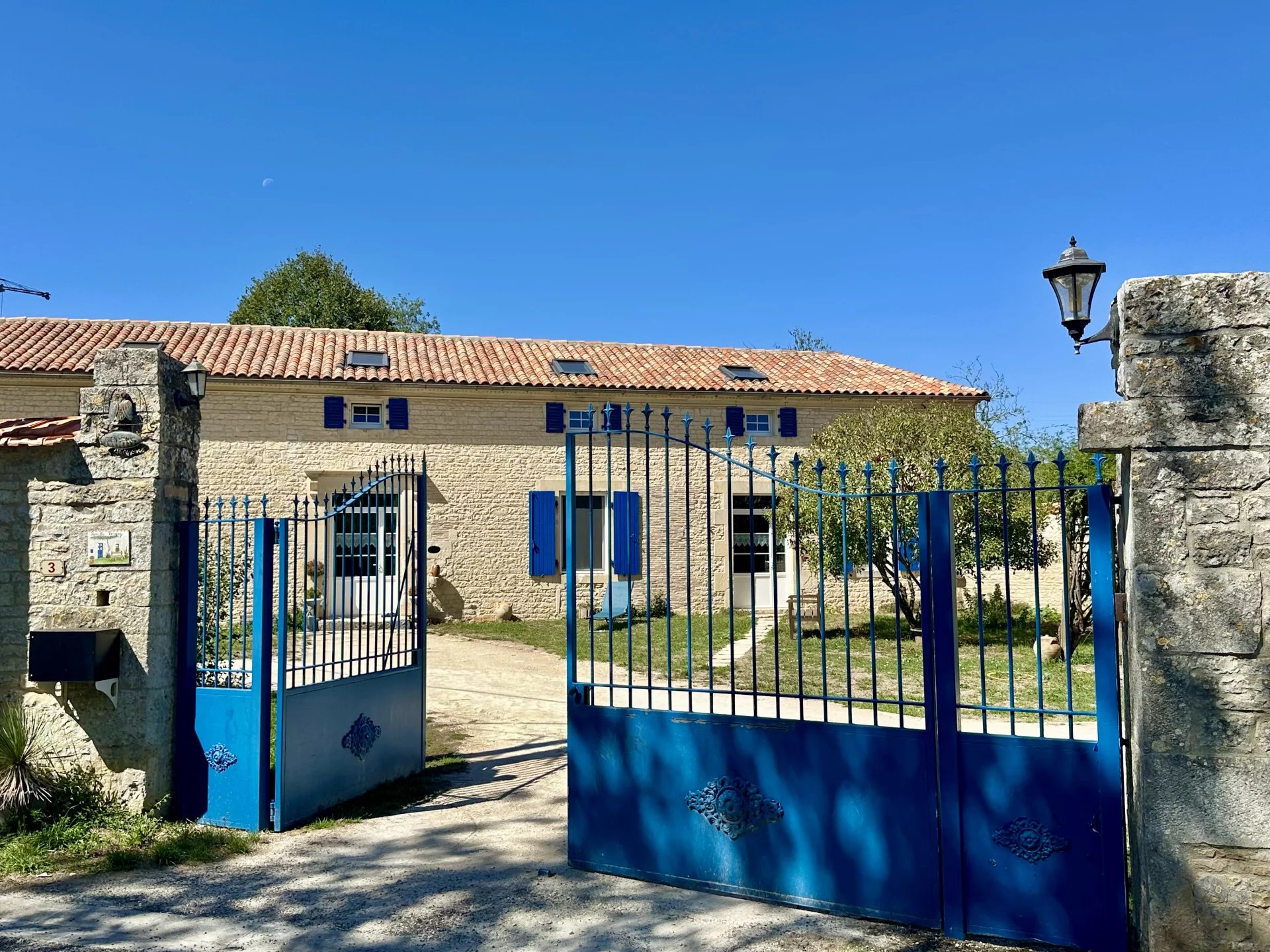 Character property with 4 bedrooms, guest house and large barn near Verteuil-sur-Charente, Poitou-Charentes – France – BVI84819