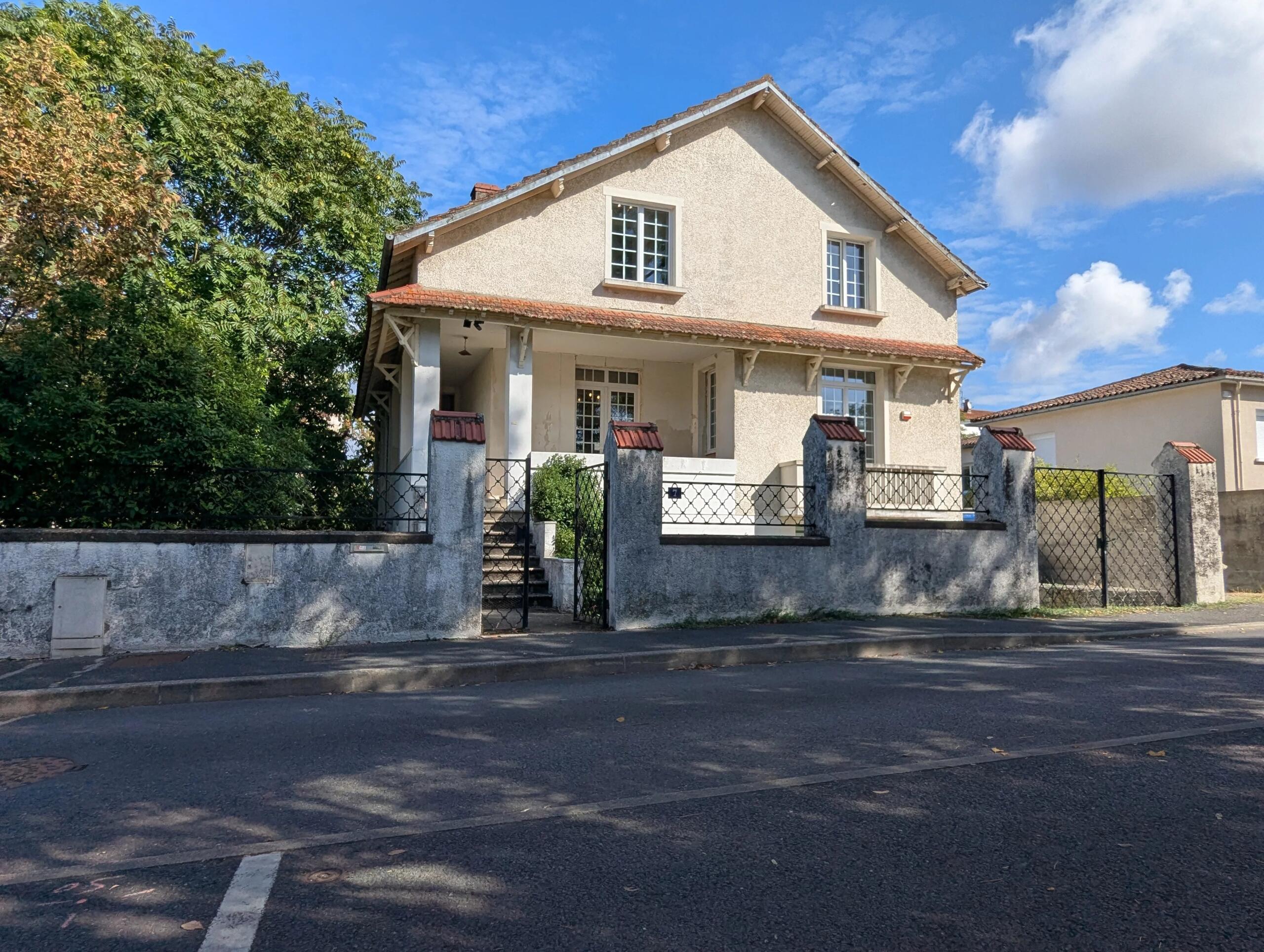 Beautifully located large town property walking distance to the town centre, Poitou-Charentes – France – BVI86715
